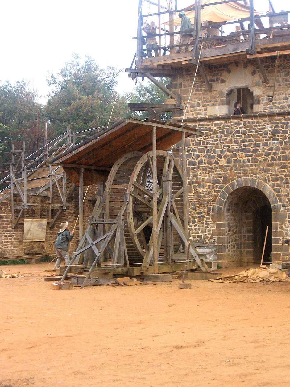 Cage à écureuil sur le chantier de Guédelon