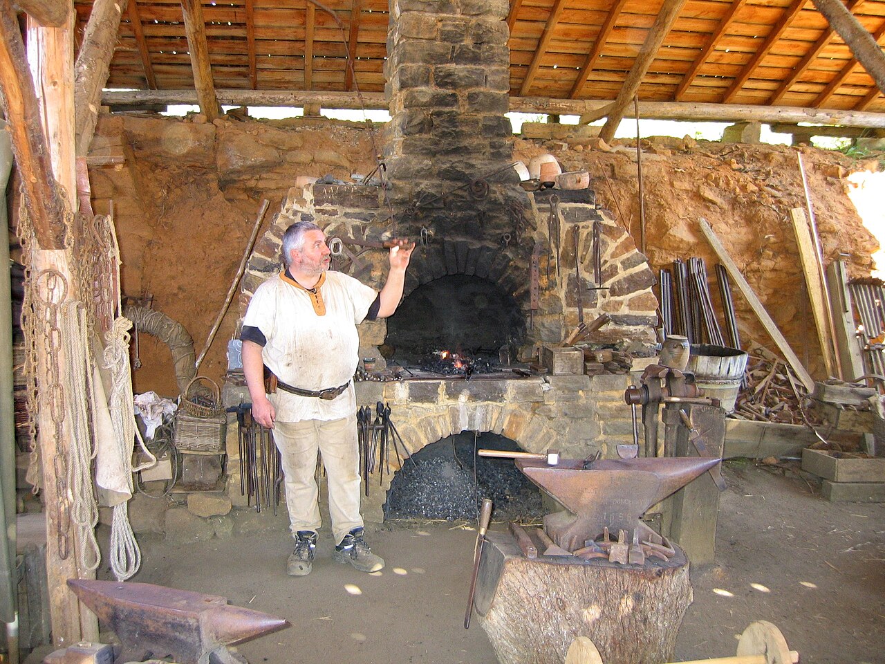 Forgeron au travail à Guédelon en 2007