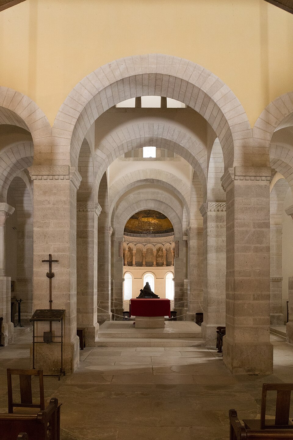 Arcatures à l’intérieur de l’oratoire carolingien de Germigny-des-Prés