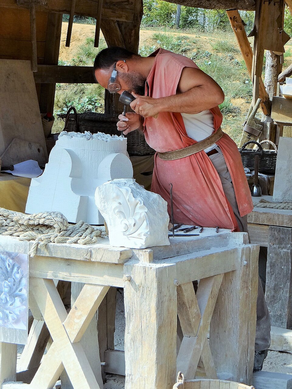 Tailleur de pierre au chantier de Guédelon : geste et savoir-faire du bâtiment