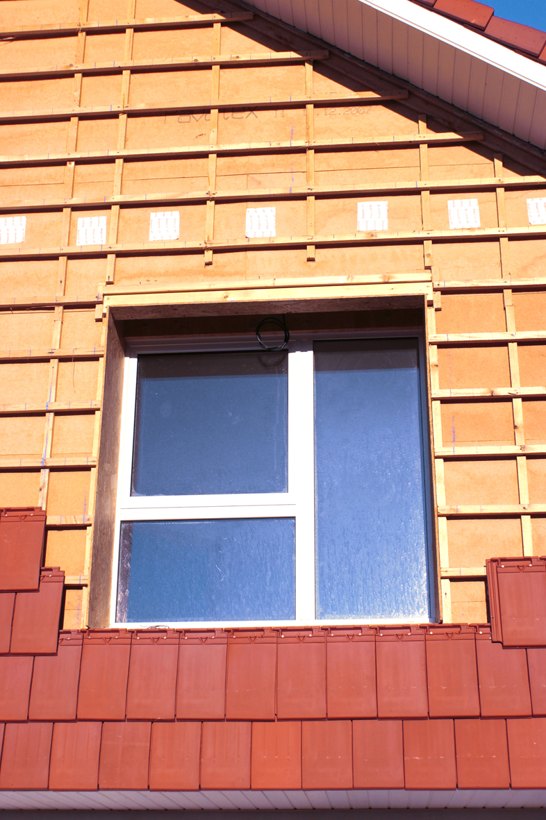 Pose d’un bardage ventilé en tuiles sur une isolation extérieure en fibre de bois, dans les Vosges