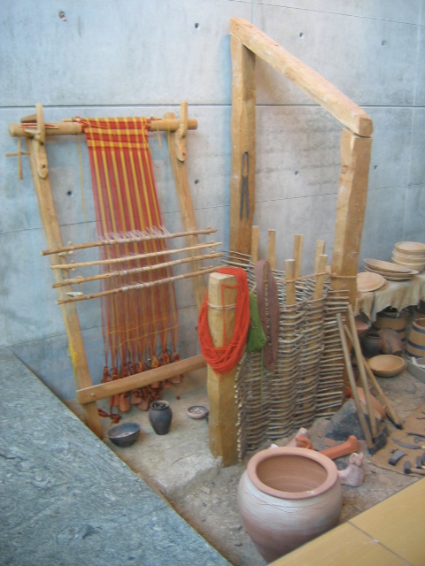 Reconstitution d’un métier à tisser gaulois au musée de Bibracte
