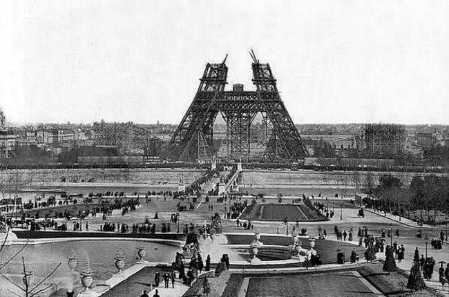 Construction de la tour Eiffel en 1888