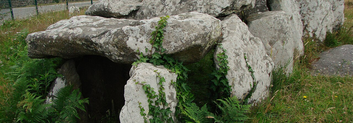 Dolmen de Kermario à Carnac, monument mégalithique du Néolithique