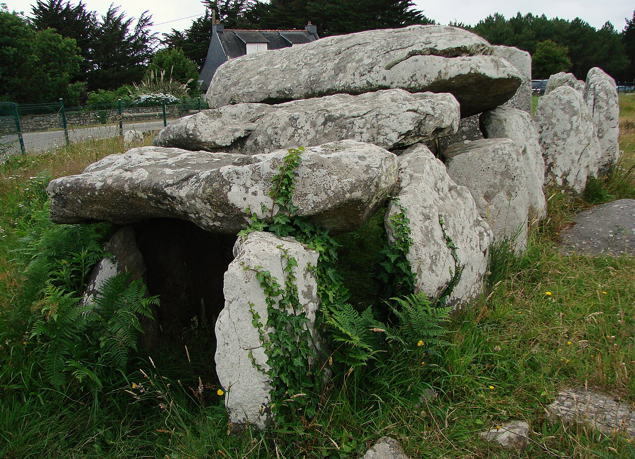 Dolmen de Kermario à Carnac, monument mégalithique du Néolithique