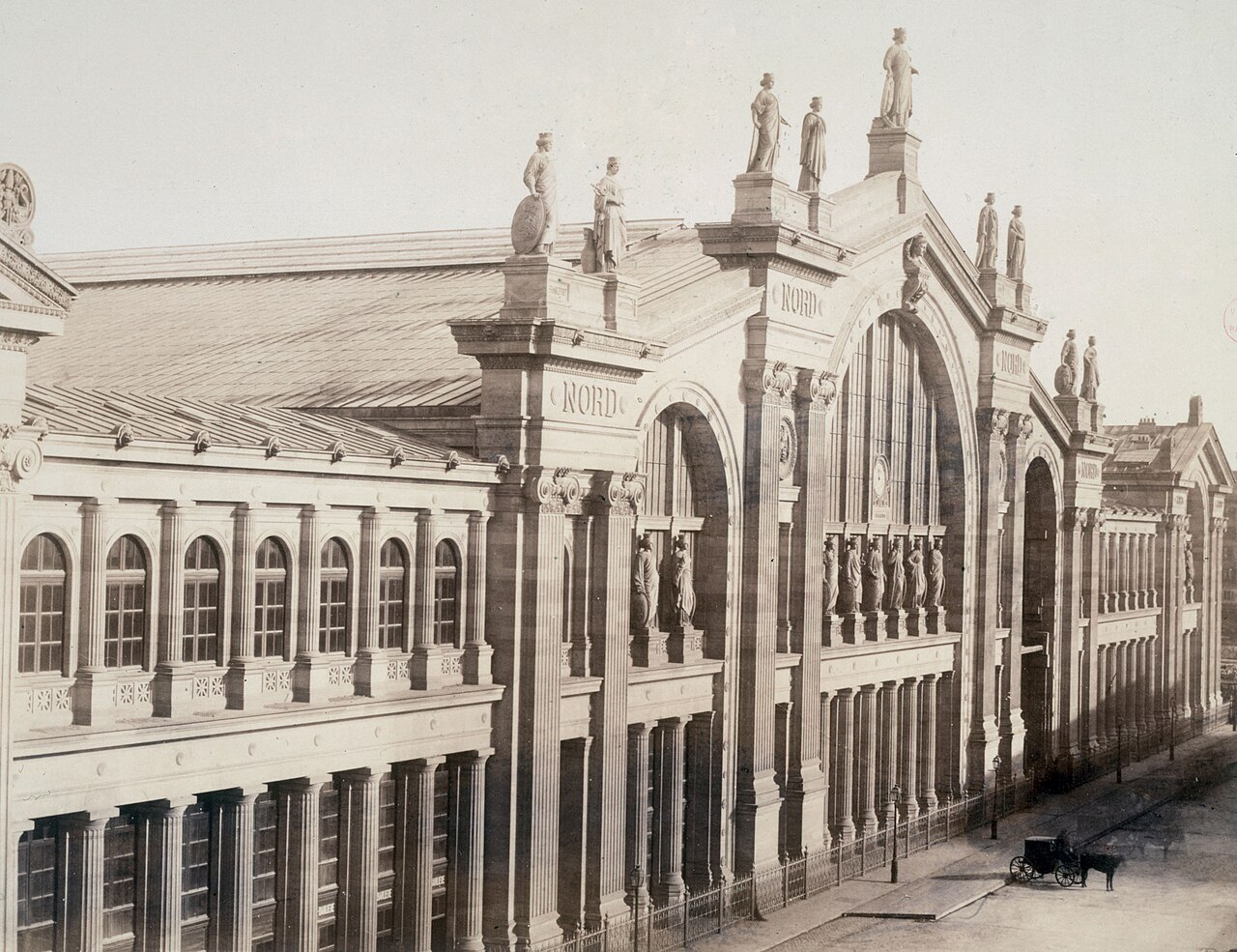 Façade de la gare du Nord à Paris photographiée en 1868