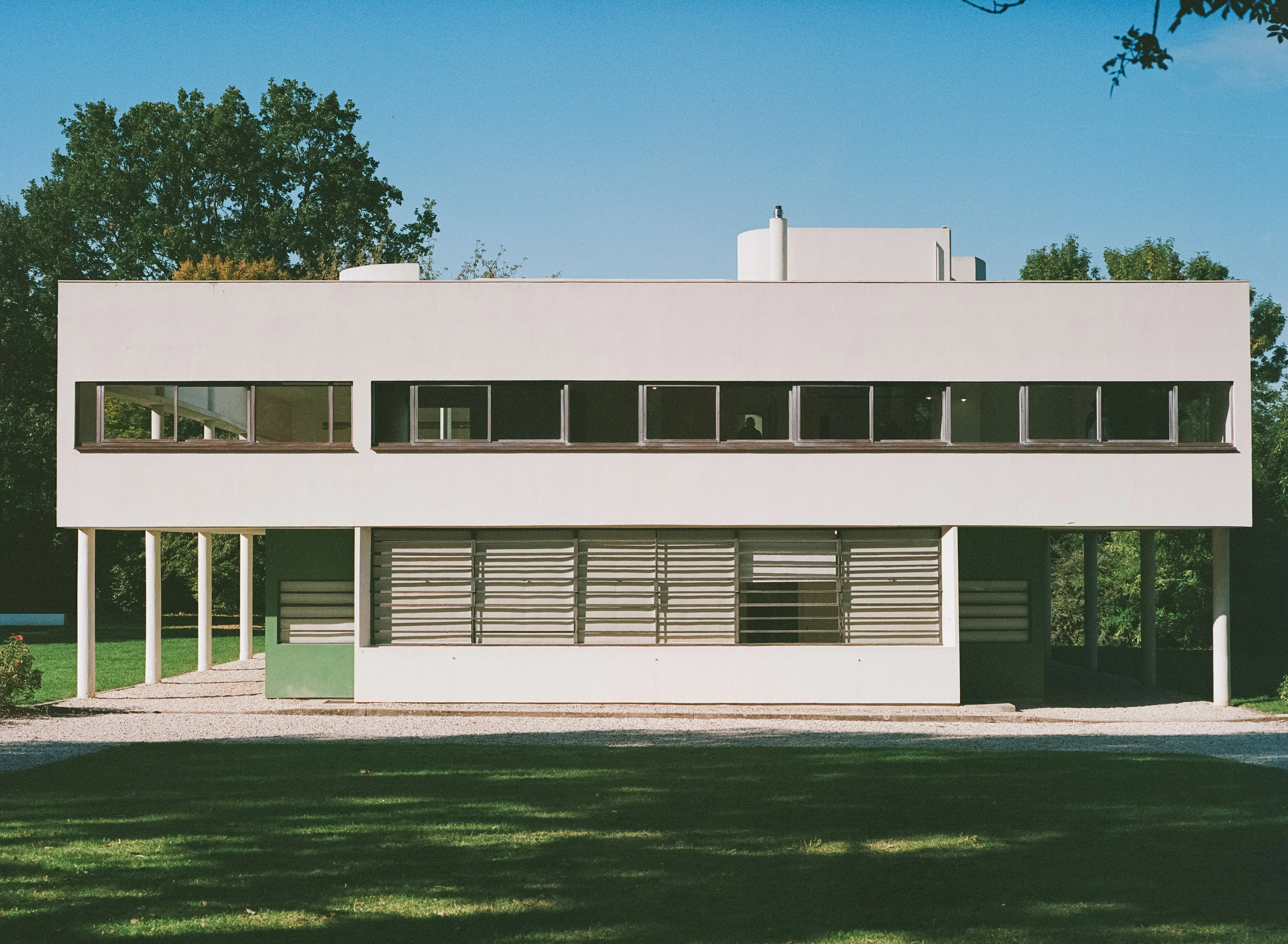 Photographie d’architecture illustrant la forme d’un bâtiment et son contexte